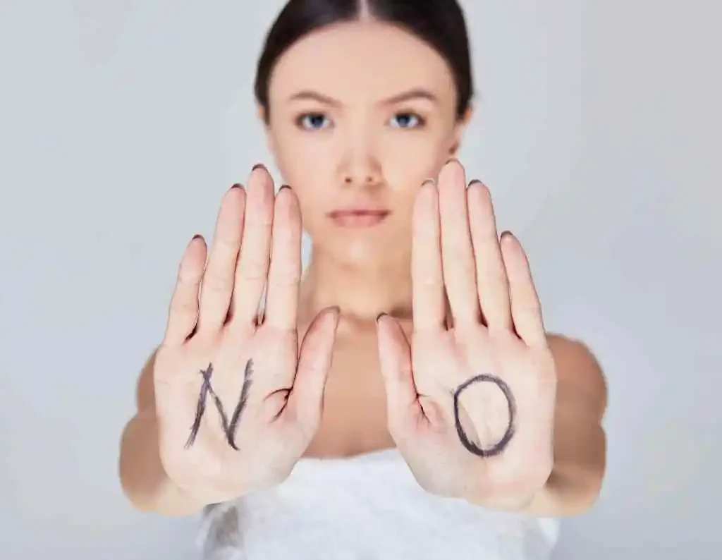 Immagine donna con le lettere N O sulle mani